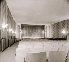 1982 Budapest, TÁNCSICS mozi külső-belső felvételei, 5 db szabadon felhasználható vintage negatív, 6...