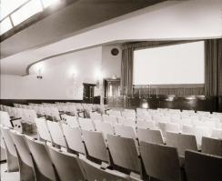 1982 Budapest, HALADÁS mozi külső-belső felvételei, 7 db szabadon felhasználható vintage negatív, 6x...