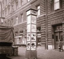 1971 Budapest, a Fővárosi Moziüzemi Vállalat hirdető oszlopai, plakáthelyei, kirakatai, ahol az új filmeket hirdették, 13 db szabadon felhasználható, vintage negatív, 6x6 cm