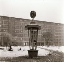 1971 Budapest, a Fővárosi Moziüzemi Vállalat hirdető oszlopai, plakáthelyei, kirakatai, ahol az új f...