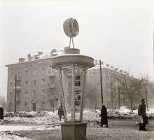 1971 Budapest, a Fővárosi Moziüzemi Vállalat hirdető oszlopai, plakáthelyei, kirakatai, ahol az új f...