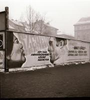 1971 Budapest, a Fővárosi Moziüzemi Vállalat hirdető oszlopai, plakáthelyei, kirakatai, ahol az új f...