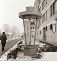 1971 Budapest, a Fővárosi Moziüzemi Vállalat hirdető oszlopai, plakáthelyei, kirakatai, ahol az új f...