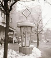 1971 Budapest, a Fővárosi Moziüzemi Vállalat hirdető oszlopai, plakáthelyei, kirakatai, ahol az új f...