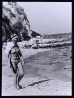 cca 1960-1970 Változatos témájú fénykép nagyítások, 99 db vintage fotó jelzés nélkül, életképek, tájak, épületek, műemlékek, portrék, stb..., 18x24 cm