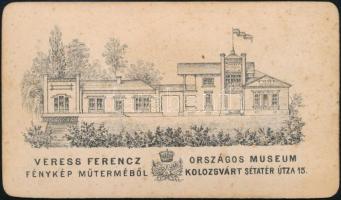 1868 Veress Ferenc kolozsvári műtermében készült keményhátú fotó, hátoldalon a műterem képével, feli...