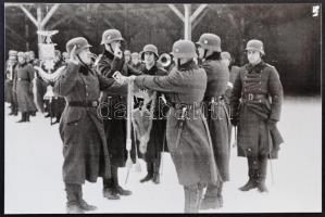 cca 1939-1945 Katonák csoportképe, fotó, modern másolat, 10×15 cm
