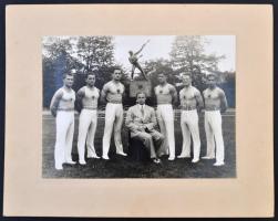 1925 A frissen alapított Testnevelési Főiskola sportolóinak csoportképe, kartonra kasírozva, 17x23 cm