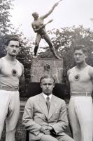 1925 A frissen alapított Testnevelési Főiskola sportolóinak csoportképe, kartonra kasírozva, 17x23 c...