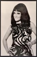 cca 1973 Mátray Zsuzsa aláírása őt magát ábrázoló  fotólapon