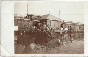 1913 Crikvenica, Cirkvenica (?); fürdőzők, stég / bathing people, pier (EB)