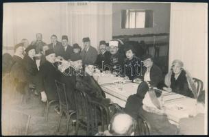 cca 1930 A Magyarországi Mohamedánok Asztaltársasága a főmuftival és Fémes Beck Mária szobrásznővel. Fotó stúdió, pecséttel jelzett sajtófotó. / Association of the Muslims in Hungary.. Press photo. 18x12 cm