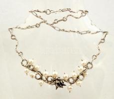 Ezüst (Ag.) nyaklánc, plasztikus levél csokorral, 14 db tenyésztett gyönggyel, jelzett, h: 47 cm, bruttó:51 g / Silver necklace with cultured pearls (14 p)