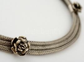 Ezüst (Ag.) nyaklánc és karkötő szett, plasztikus rózsákkal, jelzett, h: 33 és 18 cm, nettó:161 g / ...