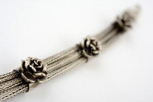 Ezüst (Ag.) nyaklánc és karkötő szett, plasztikus rózsákkal, jelzett, h: 33 és 18 cm, nettó:161 g / ...