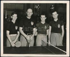 1935 Magyarország- Egyesült Államok asztalitenisz mérkőzés a sportolók fényképe. Barna Viktor, Szabados Miklós, Coleman Clark, 26x21 cm