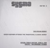 1998 II. Erzsébet királynő az epsomi derbyn, sajtófotó, hátulján feliratozva, 25×17 cm