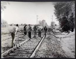 Új utakon, vasúti pályaépítők, hátulján feliratozva, 18,5×24 cm