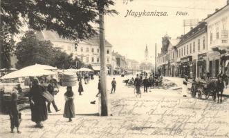 Nagykanizsa, Fő tér, piac, lány kosárral a fején, Grünfeld és Weiss Jakab üzlete (EB)