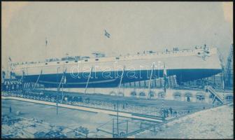 1910 A Radetzky osztályba tartosó SMS Zrínyi vízre bocsájtása a triesti hajógyárban, eredeti fotó / SMS Zrinyi warship being put on water in the Triest ship factory, 23x13 cm