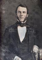 cca 1850 Dagerrotípia dombornyomott bőr tokban, belül bársony béléssel, a bélésen hajós jelvénnyel. ...