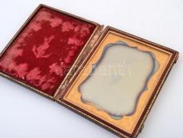 cca 1850 Dagerrotípia dombornyomott bőr tokban, belül bársony béléssel, a bélésen hajós jelvénnyel. ...