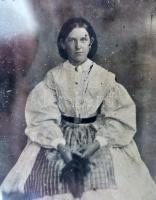 cca 1870 Ferrotípia, kutyás hölgy. (bullterrier?) nagyobb méretű, díszes keretben, / cca 1870-80 vin...