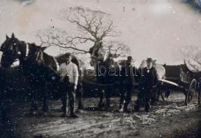 cca 1850 Lovasokat, kocsikat ábrázoló ambrotípia dombornyomott bőr tokban, belül bársony béléssel,  ...