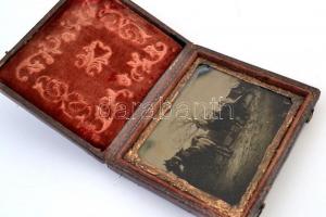 cca 1850 Lovasokat, kocsikat ábrázoló ambrotípia dombornyomott bőr tokban, belül bársony béléssel,  ...