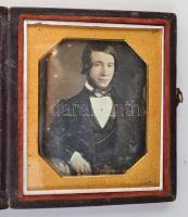 cca 1850 Részben színezett dagerrotípia dombornyomott bőr tokban, belül bársony béléssel, / cca 1850 Original daguerrotyp photo in leather case. Size closed: 8x10 cm