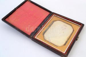 cca 1850 Részben színezett dagerrotípia dombornyomott bőr tokban, belül bársony béléssel,  /  cca 18...