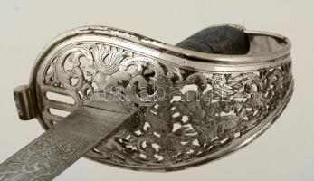 1899 Katonai szolgálat kezdetére készített, díszes vésésekkel ellátott tiszti kard. A pengében grafi...