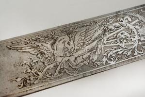 1899 Katonai szolgálat kezdetére készített, díszes vésésekkel ellátott tiszti kard. A pengében grafi...