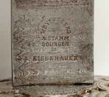 1899 Katonai szolgálat kezdetére készített, díszes vésésekkel ellátott tiszti kard. A pengében grafi...