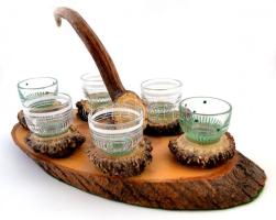 Retro vadász kupicás készlet, fa tálca agancs fogóval és pohártartóval, 32×16 cm, m:5 cm (6×)