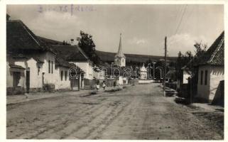 Bibarcfalva, Biborteni; utcakép templommal / street view with church