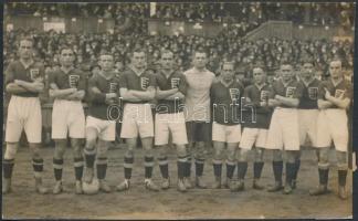 cca 1918 A Magyar labdarúgó válogatott, a csapattagok között Schlosser Imre(1889-1959) válogatott labdarúgóval, 9x14 cm