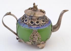 Jádéval és zománccal díszített fém teáskanna, tetején apró majom-, és békafigurával, m: 9 cm