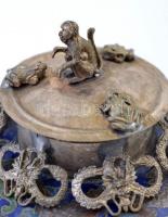 Jádéval és zománccal díszített fém teáskanna, tetején apró majom-, és békafigurával, m: 9 cm