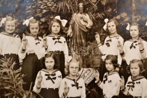 cca 1920 Életképek egy leánynevelő intézet mindennapjaiból, 9 db fotó, feliratozva, albumba ragasztv...
