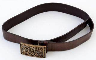 Barna műbőr férfi öv fém csattal, újszerű állapotban, h: 85 cm