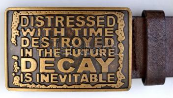 Barna műbőr férfi öv fém csattal, újszerű állapotban, h: 85 cm