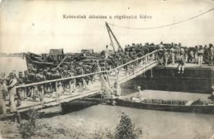 K.u.K. katonák átkelése a rögtönzött hídon / WWI K.u.K. military units crossing a makeshift bridge (Rb)