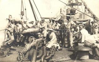 SMS Erzherzog Ferdinand Max az Osztrák-Magyar Monarchia Erzherzog-osztályú pre-dreadnought csatahajója, matrózok torpedó szerelés közben / K.u.K. Kriegsmarine, mariners installing a torpedo, photo