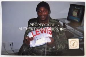 Lennox Lewis (1965- ) nehézsúlyú bokszoló aláírása selyem bokszolóköntösön, hitelesítő lappal