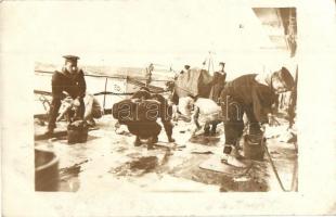 Fedélzetet mosó matrózok egy osztrák-magyar csatahajón / mariners cleaning the deck on a Austro-Hungarian battleship