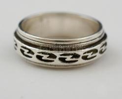 Ezüst(Ag) önmagában körbeforgó gyűrű, jelzett, méret: 52, nettó: 3,1 g