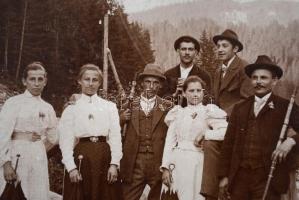 cca 1910 Kirándulók a dobsinai jégbarlangnál, a karton kissé foltos, kisebb kopásnyomokkal, 13x18 cm