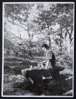 cca 1940 Lány erdőben, a padon, Korschelt Miklós (1900-1982) fotója, a hátoldalán pecséttel jelzett, a szélén szakadással, 24x18 cm.