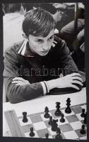 cca 1970 Anatolij Karpov (1951-) sakkozik, MTI fotó, a hátoldalán pecséttel jelzett, 22x14 cm.